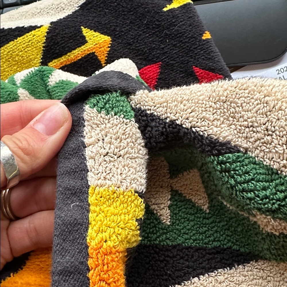 Pendleton 65x62 towel Geometric Pattern Blanket - Picture 3 of 3
